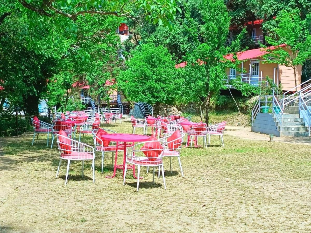Aamod At Shoghi Luxury Cottage Resort Шимла Екстериор снимка